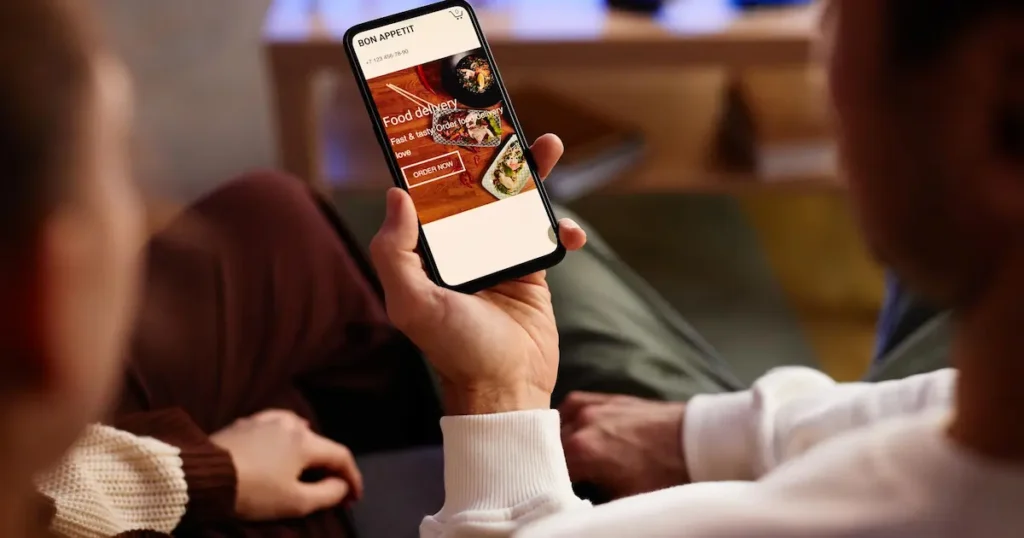 Un smartphone affichant le site internet d'une entreprise locale de Nogent-le-Rotrou de manière fluide et lisible.
