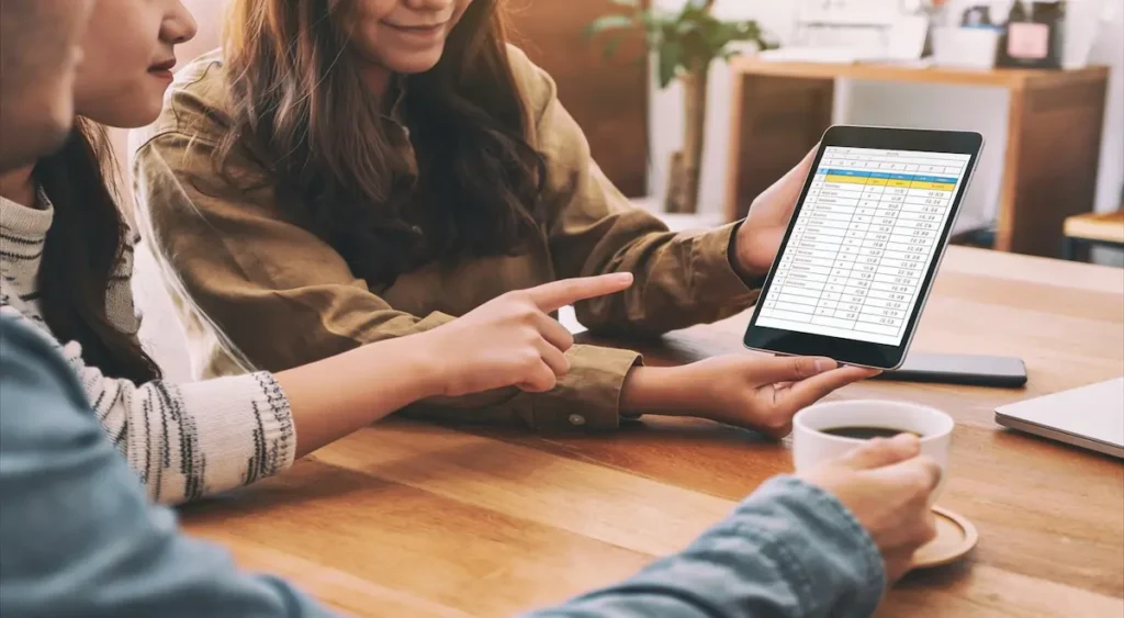 Personne utilisant une tablette pour gérer la comptabilité de son association à Chartres.