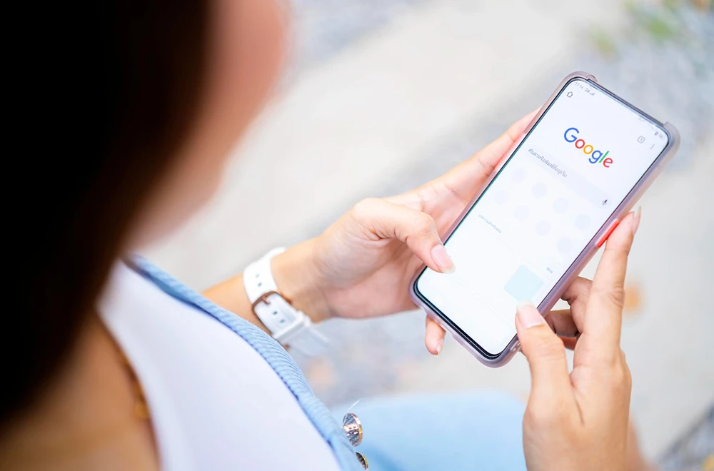 Un prospect fait une recherche d'entreprise locale à Chartres en passant par Google
