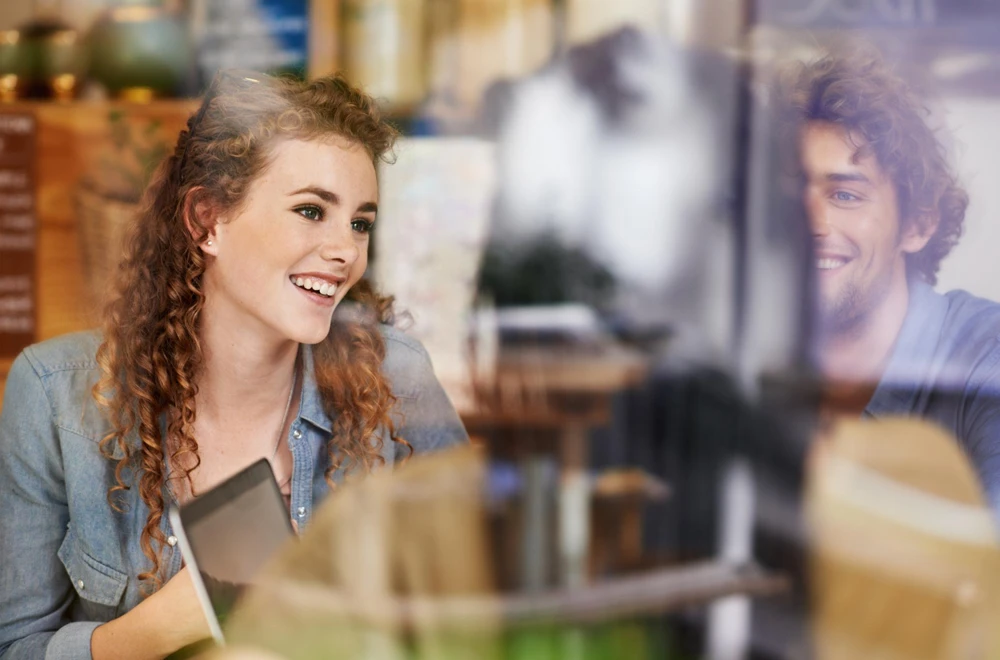 Indépendants et commerçants réunis autour d'une table pour un partenariat professionnel en Eure-et-Loir.