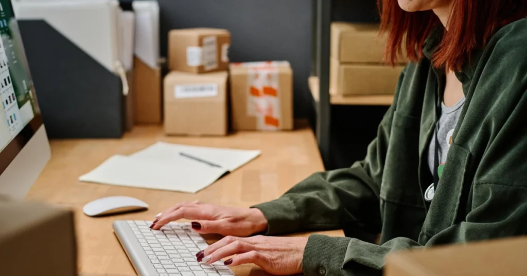 Un commerçant de Chartres étudie les statistiques d'abandon de panier de sa boutique en ligne sur un ordinateur portable.