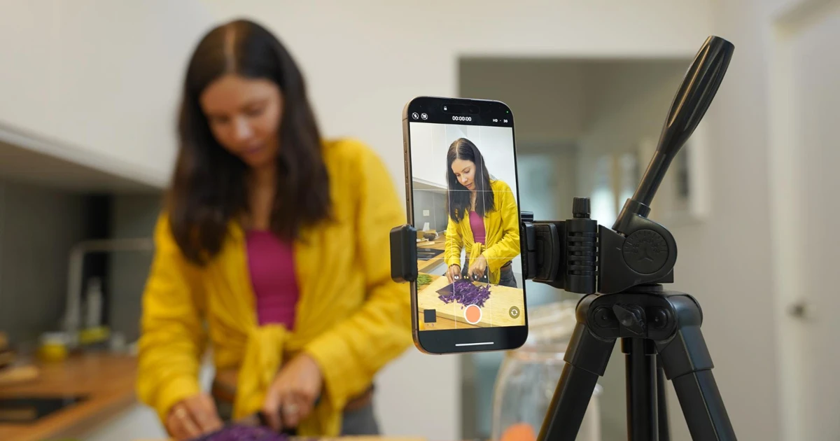 Une commerçante du Perche filme son activité avec son smartphone pour l'application TikTok.